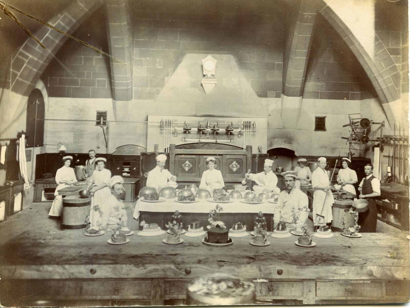 32698 13 Photograph Early 20Th Century Interior View Of The Kitchen And Twelve Members Of Staff, Alnwick Castle
