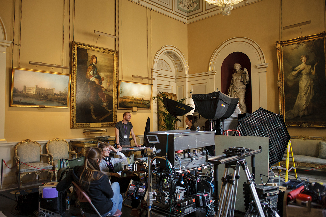 Downton Behind The Scenes 72Dpi, 1348X899